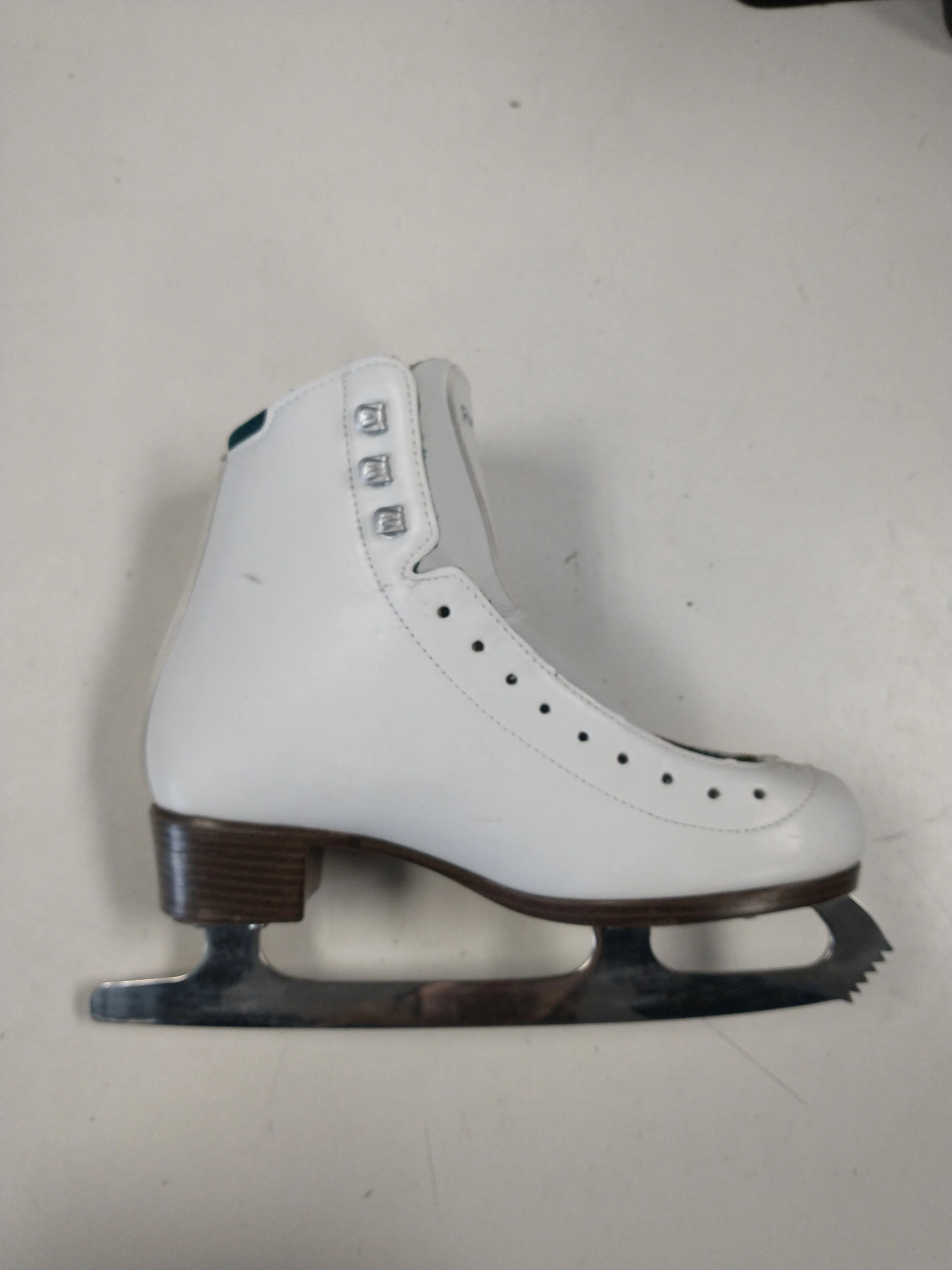 Used Riedell Emerald Size 6 Figure Skates